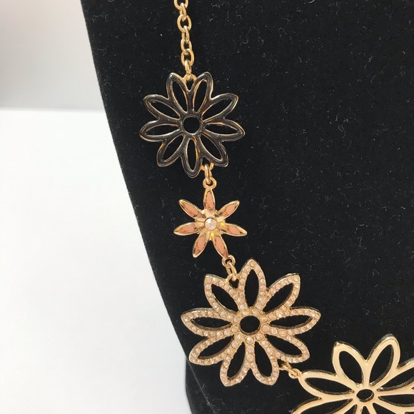 NWT Amrita Singh Gold Floral Statement Necklace - Picture 3 of 11